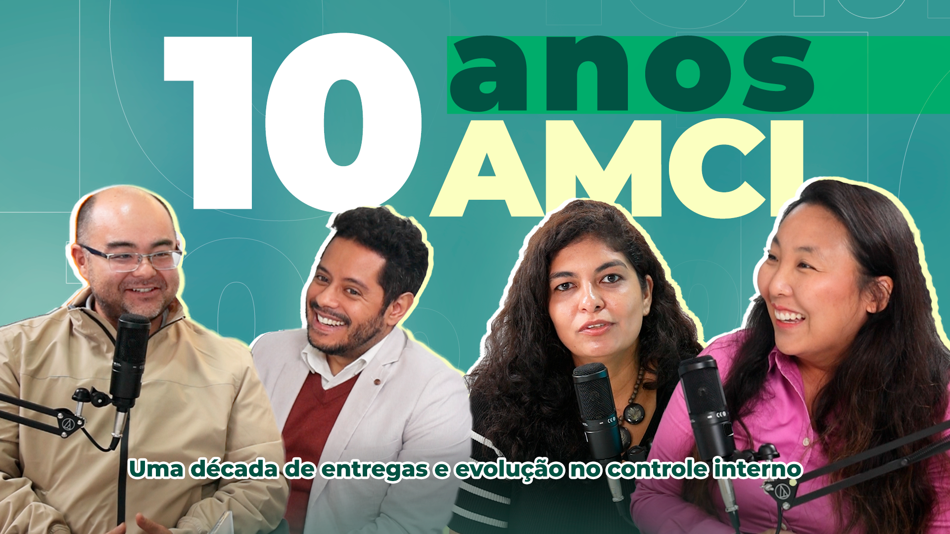 Imagem promocional em formato paisagem de um videocast comemorativo. O plano de fundo é em tons de verde e azul com formas geométricas suaves. No centro, em destaque, há uma grande frase que diz: “10 anos AMCI”. O número “10” está em branco, a palavra “anos” em verde escuro, e “AMCI” em amarelo-claro. Abaixo, há uma legenda em branco com borda verde-escura que diz: “Uma década de entregas e evolução no controle interno”. Na parte inferior da imagem, aparecem quatro pessoas sorrindo em frente a microfones de estúdio, como se participassem de uma conversa ou entrevista: À esquerda, um homem calvo de óculos, usando uma jaqueta bege clara; Ao lado dele, um homem de cabelo curto, barba rala, vestindo blazer cinza claro com suéter vinho; Ao centro-direita, uma mulher de cabelos cacheados escuros, pele morena, com blusa preta e colar; À direita, uma mulher de cabelos longos e lisos, pele clara, usando camisa rosa e sorrindo. Todos estão destacados com um contorno branco suave, remetendo a um clima leve e descontraído.