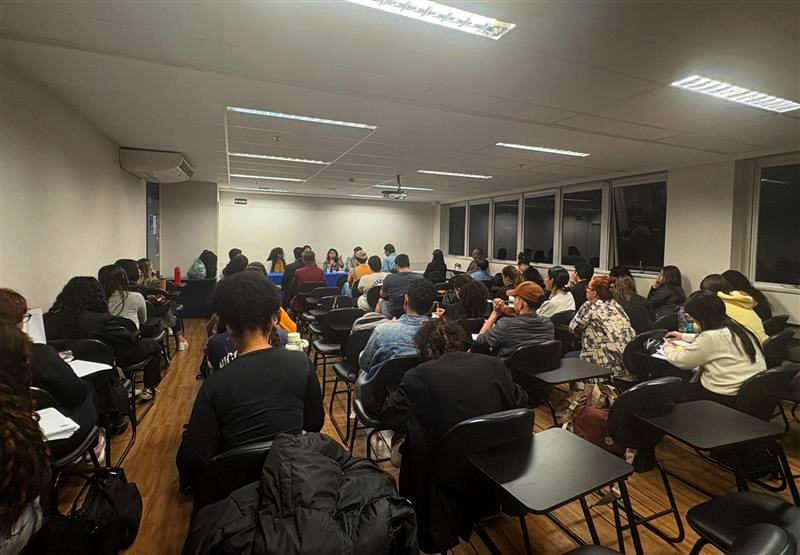 Alunos da faculdade São Judas sentados durante palestra