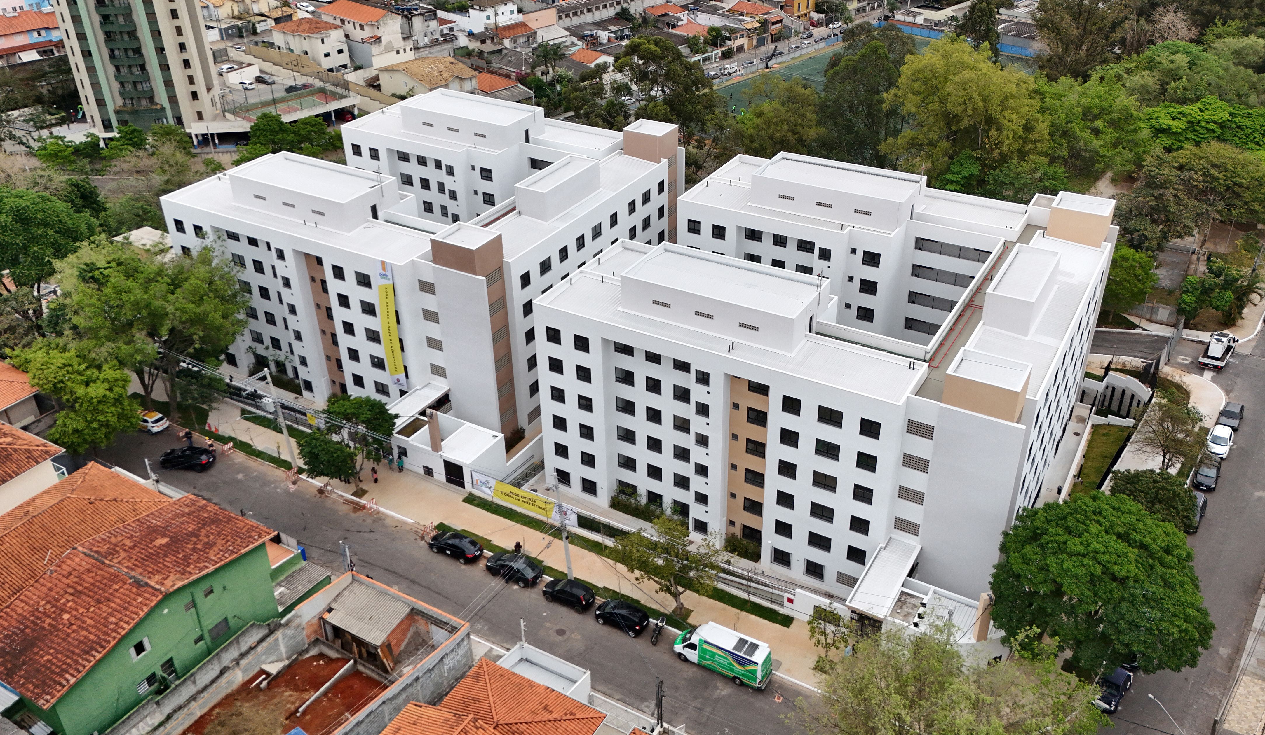Vista aérea do Conjunto Habitacional Domênico Martinelli, mostrando os dois prédios nas cores branco e bege.