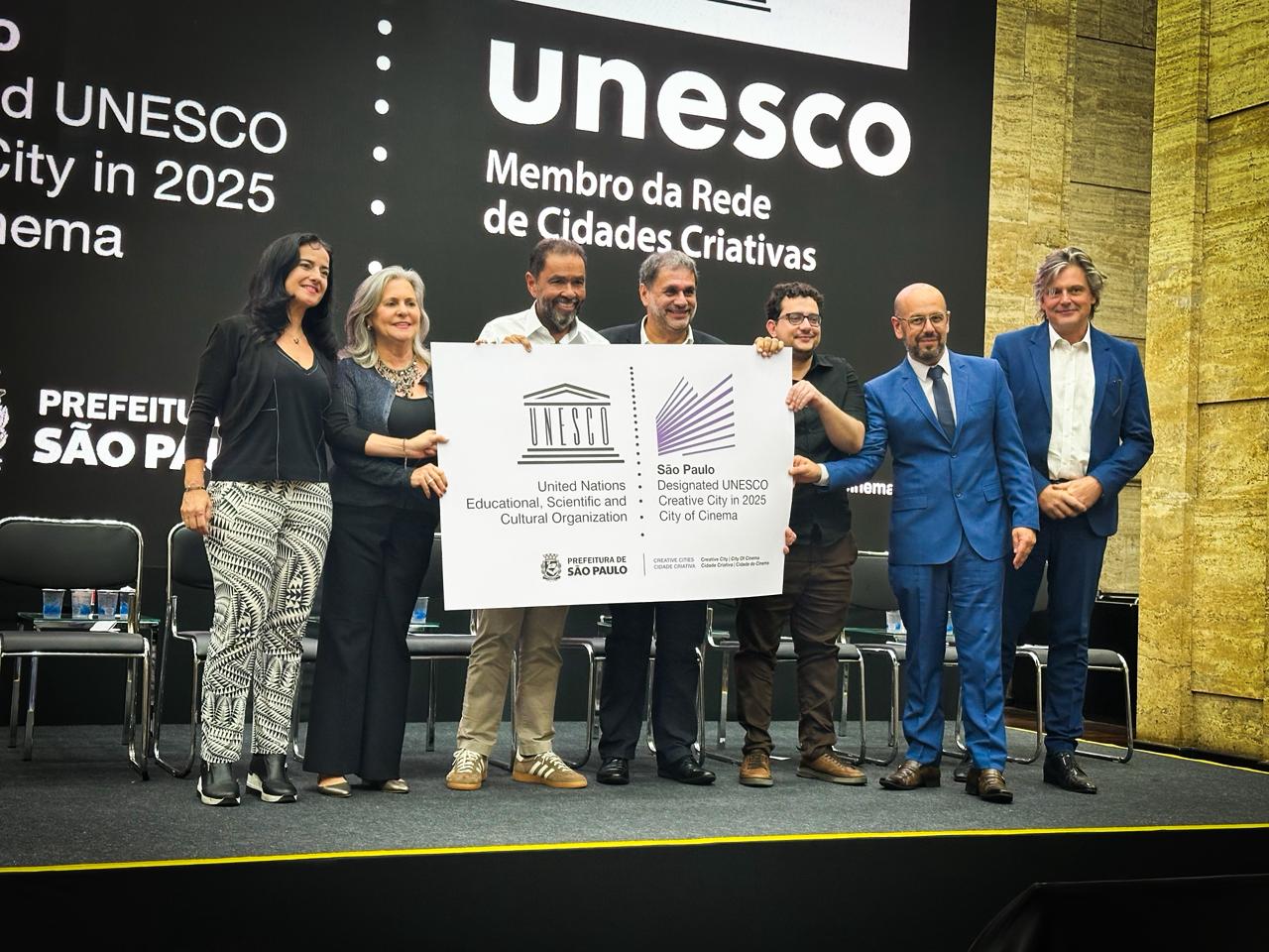 Representantes da Prefeitura de São Paulo e da UNESCO durante cerimônia que oficializa a capital como Cidade Criativa da UNESCO em 2025 na categoria Cinema.