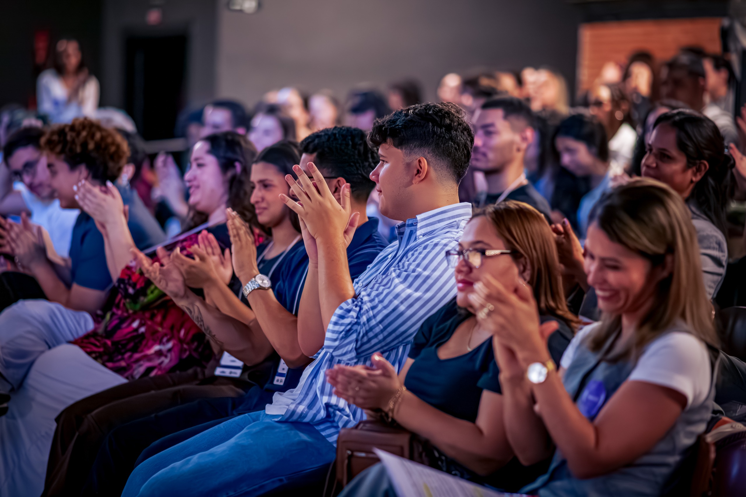 Várias pessoas em uma plateia