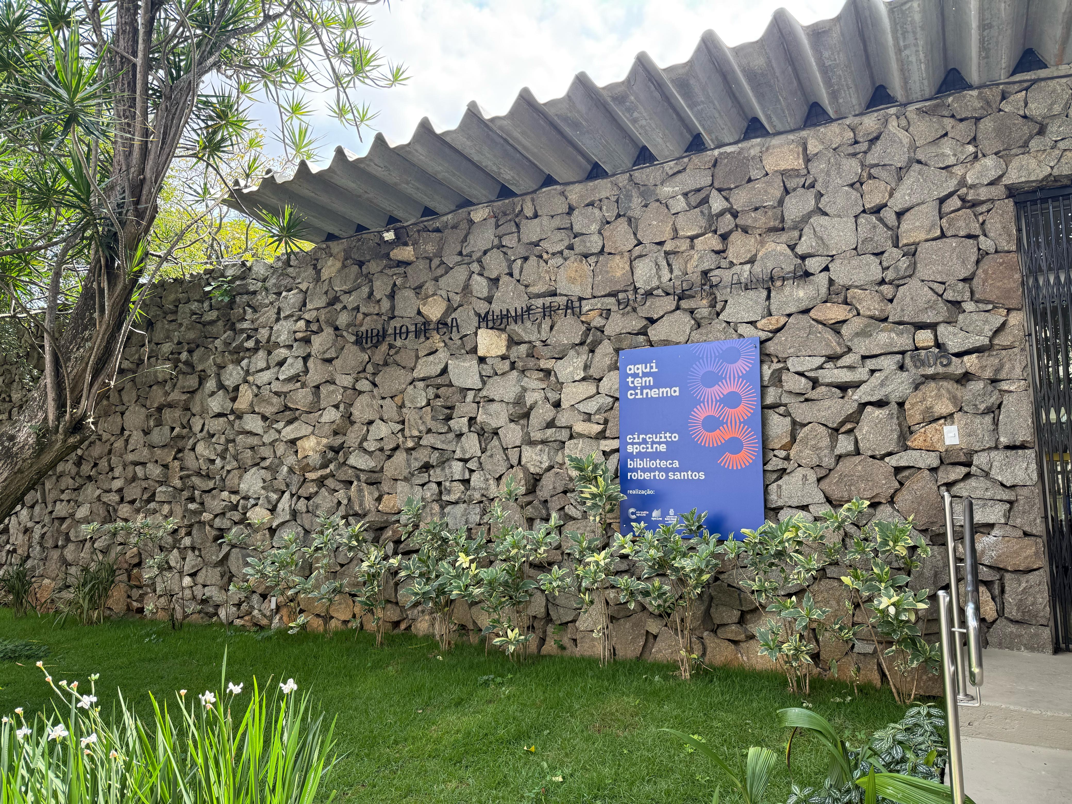 Fachada da Biblioteca Roberto Santos 