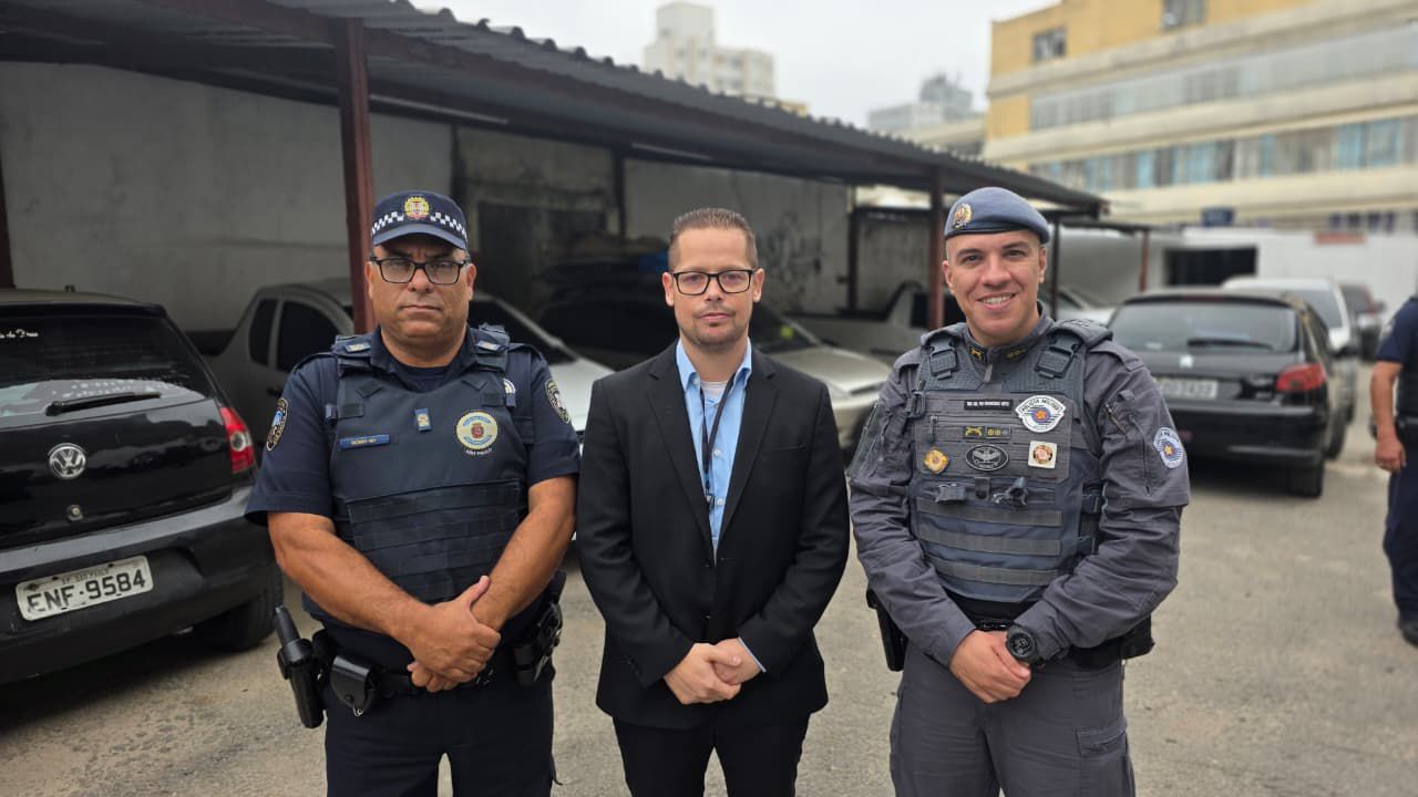 Foto 1: Subprefeito de Santo Amaro entre agentes da GCM e da PM, durante operação de fiscalização. Foto 2: Quarto de hotel em condições precárias, com colchão sujo, lixo espalhado e objetos jogados pelo chão. Foto 3: Cômodo usado como depósito improvisado, cheio de entulho, madeira quebrada e objetos largados.