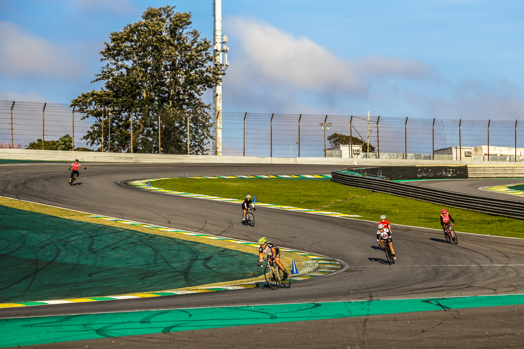 Ciclistas na curva S do Senna. Foto: Sergio Borges / Bike Series