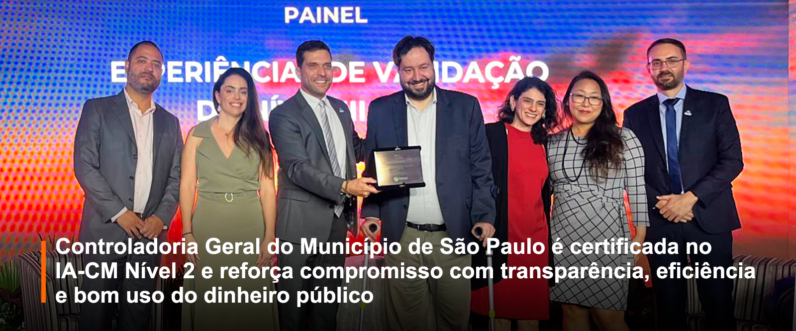 Imagem registrando o momento de receber uma placa de homenagem