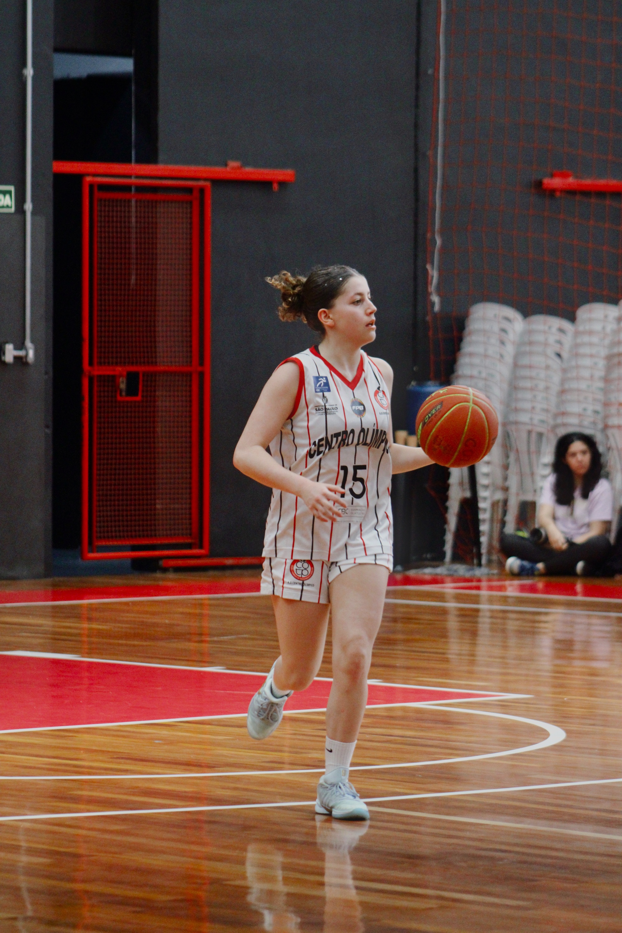 Na imagem, Joana Cravo, armadora do sub-16 feminino de basquete do COTP.