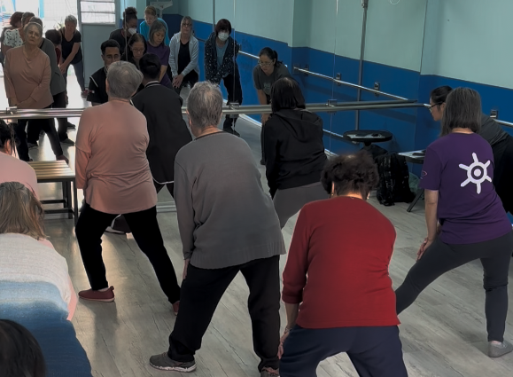 Na imagem, participantes da aula de Tai Chi Chuan no CE Jaguaré.
