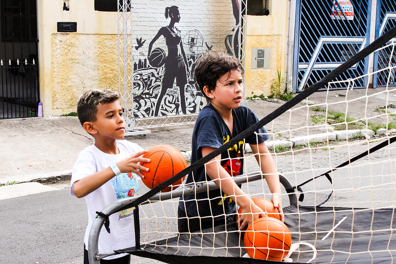 Na imagem, crianças na rua participando do programa Showtime 3x3.