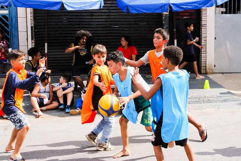 Na imagem, crianças na rua participando do programa Showtime 3x3.