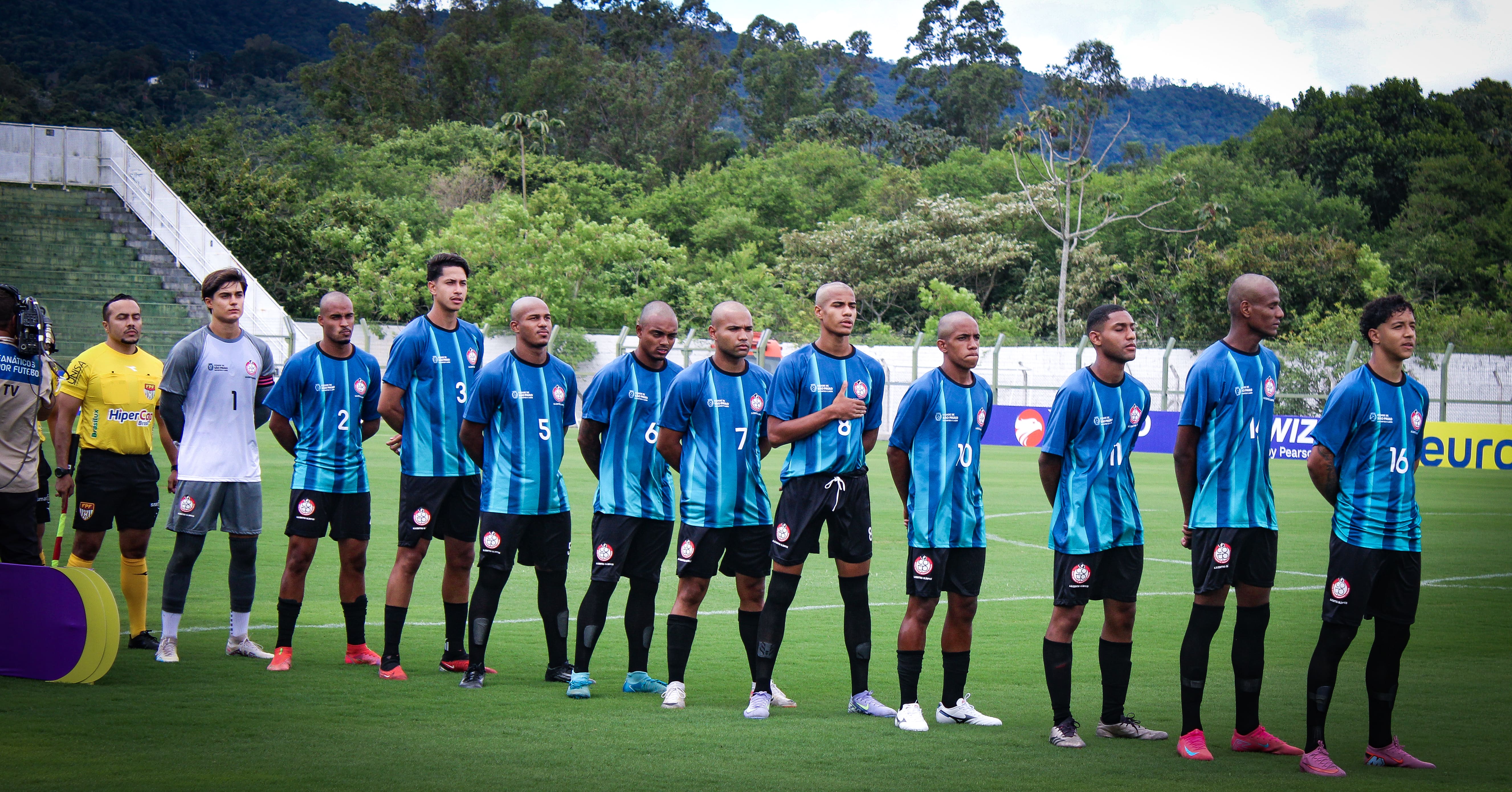 Na imagem, equipe de futebol masculino do Centro Olímpico.