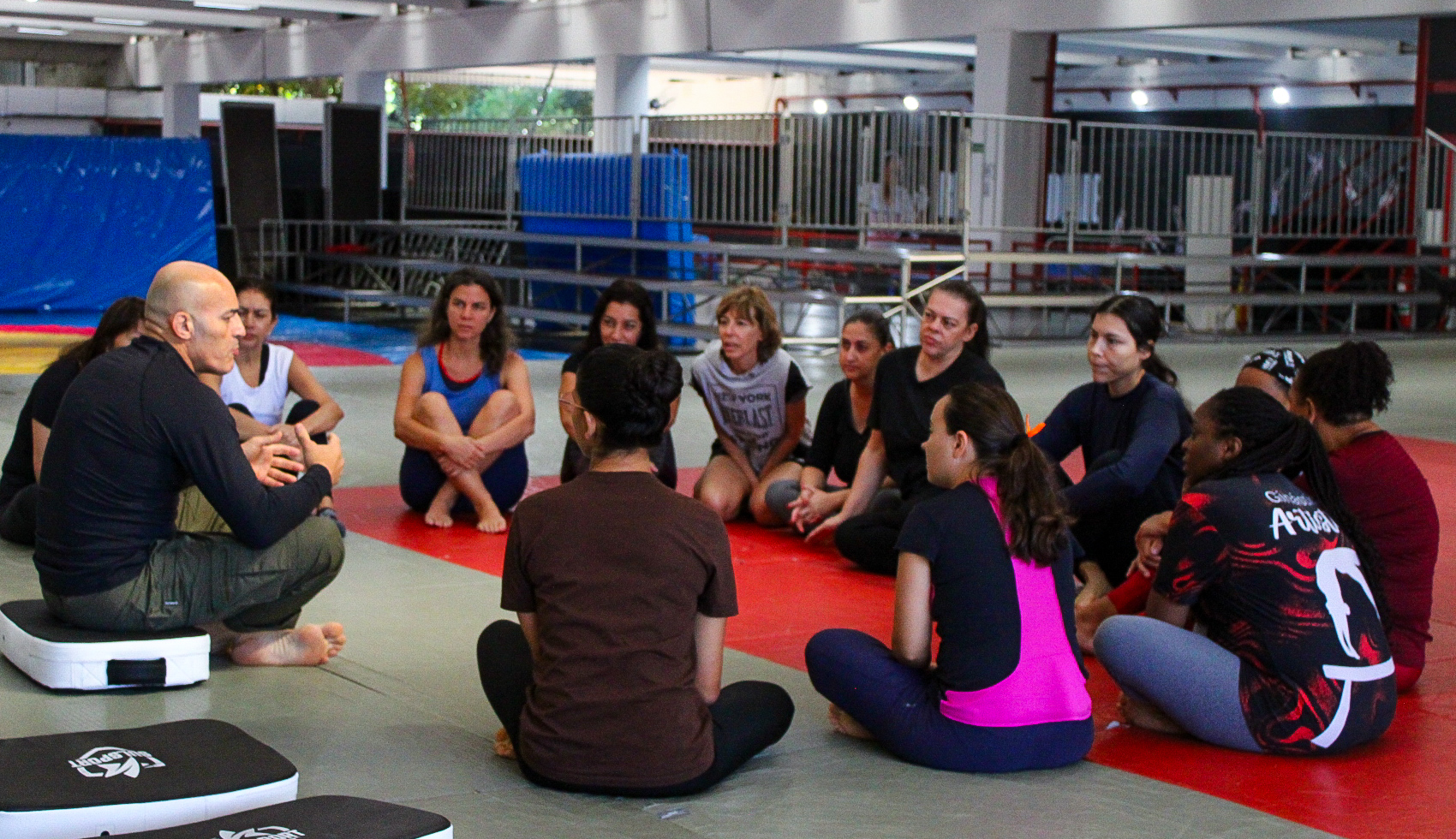 Na imagem, público participando da aula do DEFENDASP.