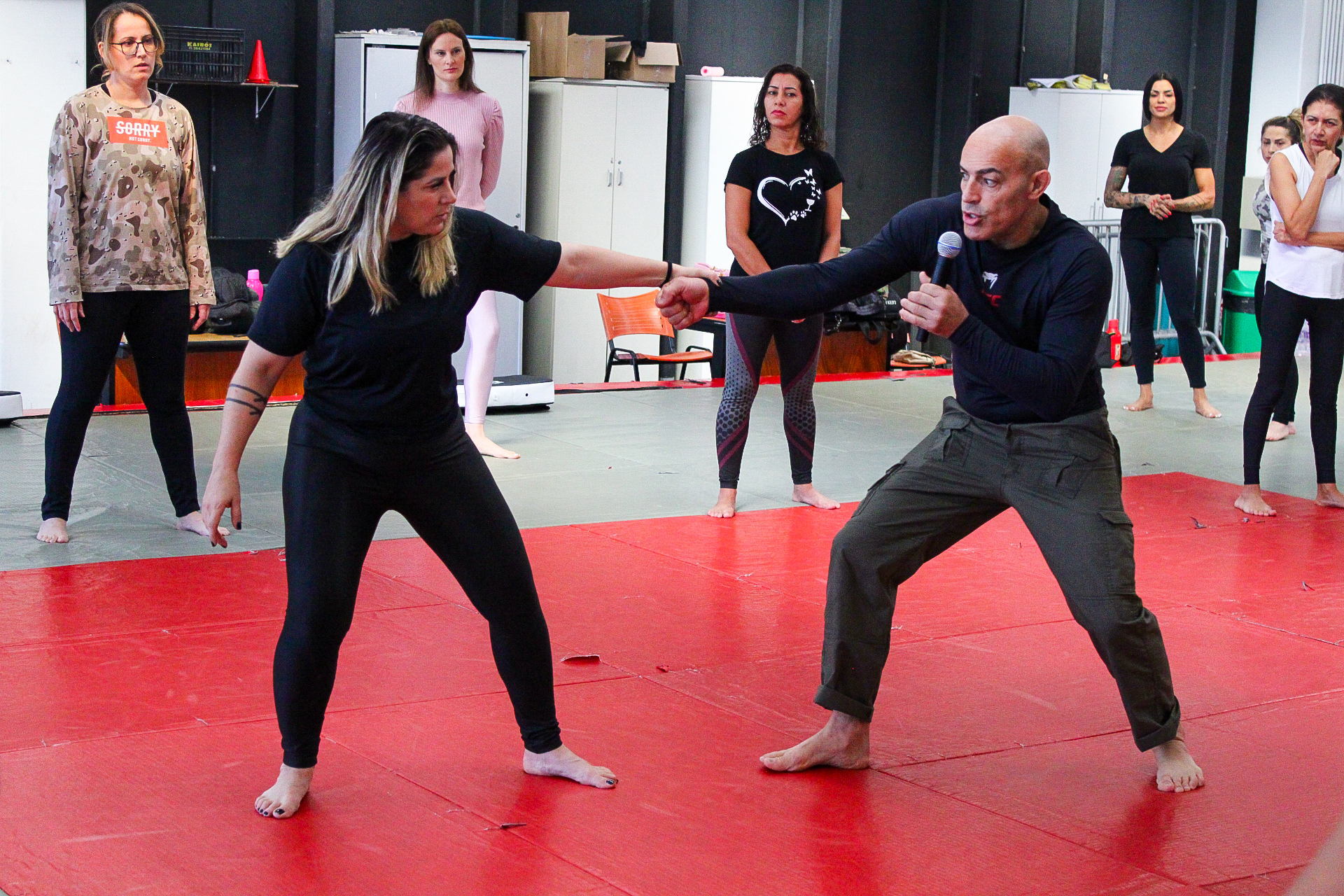 Na imagem, público participando da aula do DEFENDASP.