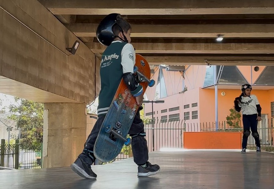 Aluno do Virando o Jogo na aula de skate. 