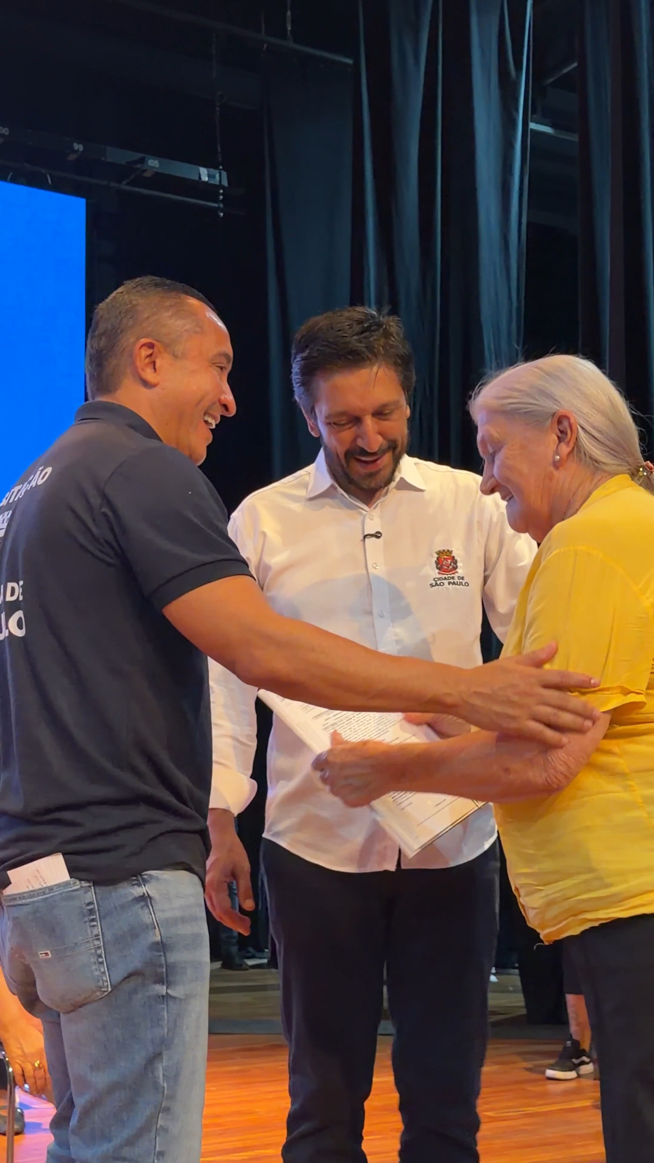 Prefeito Ricardo Nunes e Secretário Sidney Cruz entregam título de propriedade para uma moradora do Campo Limpo