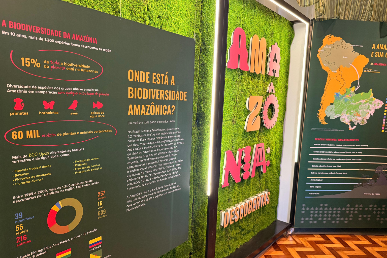 Imagem da entrada da exposição com dados e mapas da biodiversidade da Amazônia.