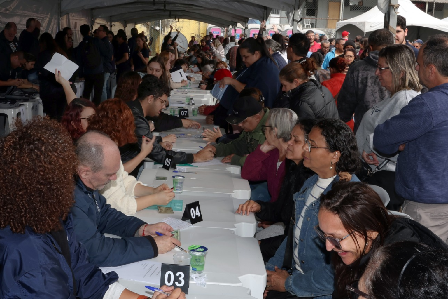Entrega de títulos de propriedade para moradores de Heliópolis.