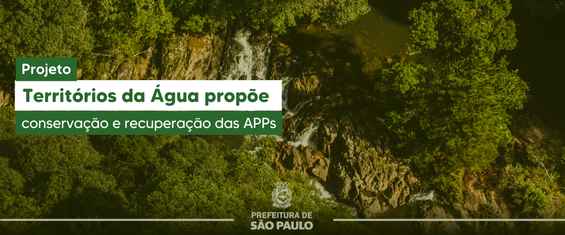 Imagem aérea de uma área de floresta densa com vegetação verde e um curso d’água com pequenas quedas formando uma cachoeira entre as árvores. Sobreposta à imagem, há uma faixa com o texto: 
