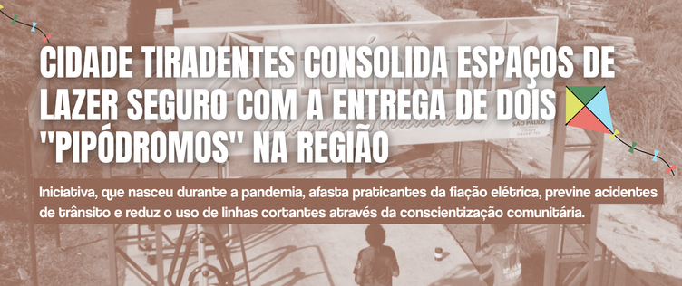 Fotografia em plano aberto, sob um tom predominantemente sépia e terroso, mostrando a entrada de um espaço ao ar livre com pessoas transitando. Sobre a imagem, há textos informativos e ilustrações. Em destaque na metade superior, em grandes letras maiúsculas brancas, lê-se o título: 